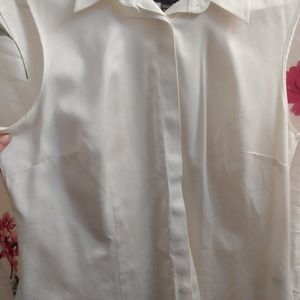 Denver Hayes fitted button down sleeveless blouse